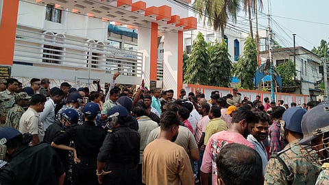 खड़गपुर नगरपालिका कार्यालय के सामने हंगामे के दौरान जुटी भारी भीड़