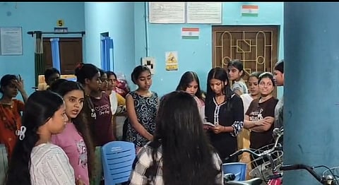 अस्पताल में इलाज के बाद छोड़ी गई कई छात्राएं