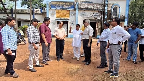मकरामपुर में बनने वाले ट्रामा सेंटर के लिए इलाके का निरीक्षण करने पहुंचे स्वास्थ्य विभाग के प्रतिधिनि साथ में है विधायक रमाप्रसाद गिरि