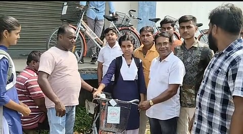 साइकिल पाकर खुश छात्राएं