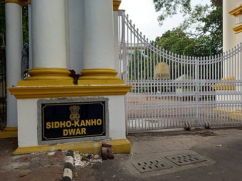 लोकभवन के गेट पर लगा नया नाम प्लेट