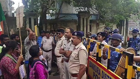 प्रदर्शनकारियों को रोकती पुलिस