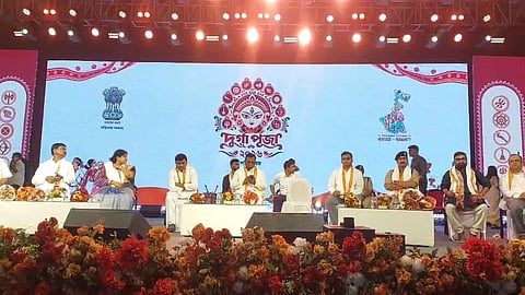 महोत्सव के उद्घाटन पर मंचासीन मंत्री व पदाधिकारी