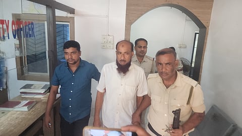 नकली हल्दी बनाने के आरोप में गिरफ्तार अभियुक्त