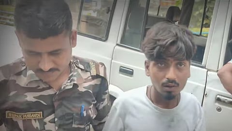 चोरी के आरोप में युवक को लोगों ने पकड़ कर किया पुलिस के हवाले
