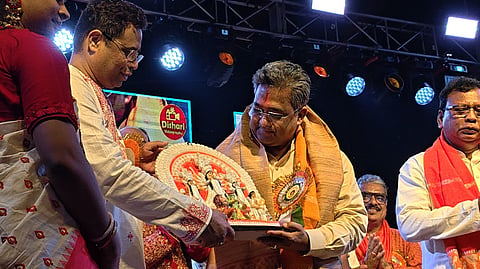 भाजपा महासचिव सुनील बंसल को सम्मानित करते सांसद सौमित्र खां
