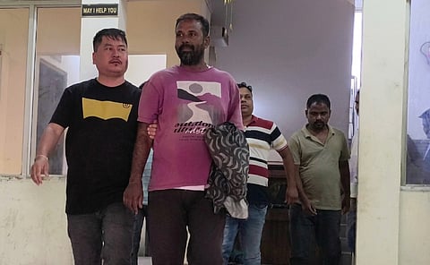 महानंदा नदी में अवैध खनन, 5 ट्रक जब्त