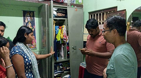 घर से लाखों के गहने और नकदी चोरी