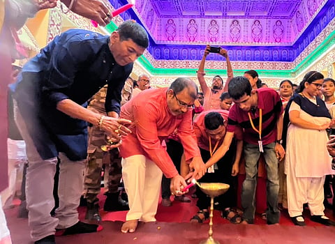 दीप प्रज्ज्वलित कर उद्घाटन करते विधायक कृर्ष्णेंदु मुखर्जी ने
