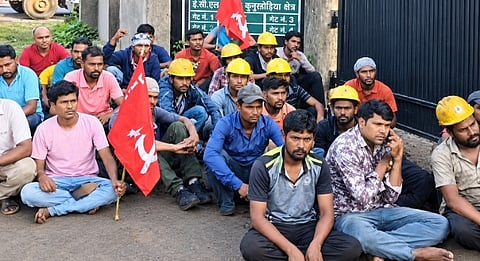 जामुड़िया : दुर्गापूजा नजदीक आने के बावजूद वेतन और बोनस का भुगतान नहीं होने से नाराज सीटू समर्थित श्रमिकों ने जामुड़िया औद्योगिक क्षेत्र के शेखपुर स्थित क्लस्टर इस्पात कारखाने में प्रदर्शन कर अपना विरोध जताया। श्रमिकों का आरोप है कि पूजा में अब कुछ ही दिन शेष रह गए हैं, लेकिन कारखाना प्रबंधन की ओर से अभी तक न तो वेतन का भुगतान किया गया है और न ही बोनस दिया गया है। इससे श्रमिकों और उनके परिवारों के सामने त्योहार की तैयारियों को लेकर आर्थिक संकट खड़ा हो गया है।
प्रदर्शनकारी श्रमिकों ने कहा कि दुर्गापूजा बंगाल का सबसे बड़ा त्योहार है। इस दौरान प्रत्येक परिवार को कपड़े, राशन, बच्चों की जरूरतों और अन्य घरेलू खर्चों के लिए अतिरिक्त धन की आवश्यकता होती है। ऐसे में समय पर वेतन और बोनस नहीं मिलना श्रमिकों के लिए गंभीर परेशानी का कारण बन रहा है। श्रमिकों ने यह भी चिंता जताई कि दुर्गापूजा के दौरान बैंक बंद रहने के कारण भुगतान में और देरी होने पर उनकी मुश्किलें बढ़ सकती हैं।
इस संबंध में माकपा के युवा नेता बुद्धदेव रजक ने श्रमिकों के पक्ष में आवाज उठाते हुए कहा कि “श्रमिक किसी पर एहसान नहीं मांग रहे हैं, बल्कि अपने परिश्रम का उचित मेहनताना और नियमानुसार मिलने वाले बोनस की मांग कर रहे हैं। जिन श्रमिकों के खून-पसीने से कारखाने का उत्पादन चलता है, उन्हीं श्रमिकों को दुर्गापूजा जैसे महत्वपूर्ण त्योहार से पहले वेतन और बोनस के लिए आंदोलन करने को मजबूर होना पड़े, यह बेहद दुर्भाग्यपूर्ण है।”
उन्होंने कहा कि त्योहार के समय श्रमिकों को आर्थिक परेशानी में डालना उनके परिवारों की खुशियों पर भी असर डालता है। प्रबंधन को श्रमिकों की समस्याओं के प्रति संवेदनशीलता दिखाते हुए अविलंब बकाया वेतन और बोनस का भुगतान सुनिश्चित करना चाहिए। उन्होंने जोर देकर कहा कि श्रमिकों की मेहनत का सम्मान होना चाहिए और उनके अधिकारों के मामले में किसी भी प्रकार की लापरवाही स्वीकार्य नहीं है।
बुद्धदेव रजक ने प्रबंधन से मांग की कि श्रमिकों की समस्याओं का तत्काल समाधान करते हुए दुर्गापूजा से पहले वेतन और बोनस का भुगतान किया जाए, ताकि श्रमिक अपने परिवार के साथ सम्मानपूर्वक त्योहार मना सकें। उन्होंने कहा कि श्रमिकों के हितों की रक्षा और उनके अधिकारों की प्राप्ति के लिए आवाज उठाना जरूरी है।
श्रमिकों ने भी स्पष्ट किया कि उनकी मांगों पर जल्द सकारात्मक पहल नहीं होने पर उनकी परेशानियां और बढ़ेंगी। अब देखना है कि कारखाना प्रबंधन श्रमिकों की मांगों पर कितनी शीघ्रता से कार्रवाई करता है।