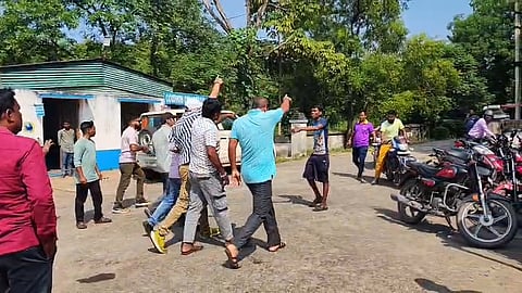 आपस में उलझे दोनों गुट के कार्यकर्ता