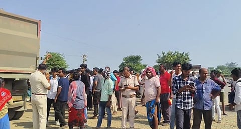 घटना स्थल पर लोगों की भीड़