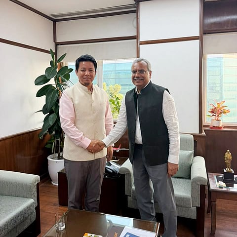 पाक्योंग हवाई अड्डे की सुरक्षा और हवाई संपर्क को लेकर सांसद इंद्रहांग सुब्बा ने एएआई अध्यक्ष से की मुलाकात
