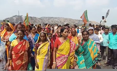 जामुड़िया : पश्चिम बर्दवान जिले के कवितीर्थ चुरुलिया स्थित तारा माइंस (पीडीसीएल) में विभिन्न समस्याओं को लेकर ग्रामीणों का आंदोलन लगातार तेज होता जा रहा है। पिछले एक सप्ताह से चुरुलिया तथा आसपास के दर्जनों गांवों के लोगों ने माइंस में कोयला उत्पादन और परिवहन ठप कर रखा है। इसी क्रम में गुरुवार को सैकड़ों की संख्या में महिला और पुरुष हाथों में भाजपा का झंडा लेकर विरोध प्रदर्शन में शामिल हुए। प्रदर्शनकारियों ने माइंस प्रबंधन पर स्थानीय समस्याओं की अनदेखी करने का आरोप लगाते हुए तत्काल समाधान की मांग की।
ग्रामीणों का आरोप है कि तारा माइंस से प्रतिदिन ओवरलोड कोयला वाहनों के माध्यम से साइडिंग तक ले जाया जा रहा है, जिससे क्षेत्र में विभिन्न प्रकार की परेशानियां उत्पन्न हो रही हैं। इसके अलावा ओपन कास्ट परियोजना (ओसीपी) से कोयला उत्पादन के बाद गांवों के आसपास मिट्टी के ऊंचे-ऊंचे पहाड़ बना दिए गए हैं। ग्रामीणों का दावा है कि इससे आसपास के इलाकों में मोबाइल नेटवर्क की सेवा भी प्रभावित हो रही है।
प्रदर्शनकारियों ने क्षेत्र में गहराते पेयजल संकट को लेकर भी चिंता जताई। उनका आरोप है कि तारा माइंस (पीडीसीएल) प्रबंधन ओसीपी का दूषित पानी पंप के माध्यम से अजय नदी में छोड़ रहा है, जिससे नदी का पानी प्रदूषित हो रहा है। ग्रामीणों ने कहा कि नदी के जल प्रदूषण और पेयजल की समस्या के बावजूद संबंधित प्रशासन की ओर से अब तक प्रभावी कदम नहीं उठाए गए हैं।
स्थानीय भाजपा नेता गोपी पात्र ने कहा कि इन समस्याओं के समाधान के लिए प्रखंड विकास पदाधिकारी (बीडीओ) तथा जिलाधिकारी को लिखित आवेदन देकर कार्रवाई की मांग की गई है। इसके बावजूद ग्रामीणों की शिकायतों पर कोई ठोस पहल नहीं होने से लोगों में नाराजगी बढ़ती जा रही है। उन्होंने कहा कि समस्याओं का समाधान नहीं होने के कारण ग्रामीणों को आंदोलन का रास्ता अपनाना पड़ा है।
वहीं, आंदोलन और ग्रामीणों की मांगों को लेकर पीडीसीएल प्रबंधन के अधिकारियों की ओर से कोई आधिकारिक प्रतिक्रिया सामने नहीं आई है। फिलहाल उत्पादन और परिवहन बंद रहने से माइंस का कामकाज प्रभावित है। ग्रामीणों ने समस्याओं के समाधान तक अपना विरोध जारी रखने के संकेत दिए हैं।