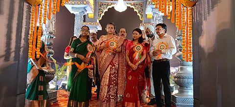 दुर्गापूजा पंडाल का उद्घाटन करतीं किरण झा