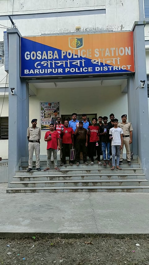 गोसाबा थाना साइबर क्राइम हेल्प डेस्क ने 10 बरामद मोबाइल उनके मालिकों को सौंपे