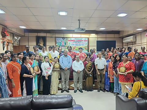 आईसीएआर-नेशनल इंस्टीट्यूट ऑफ नेचुरल फाइबर इंजीनियरिंग एंड टेक्नोलॉजी (निनफेट) में राष्ट्रीय महिला किसान दिवस के मौके पर ली गई तस्वीर
