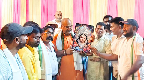 जामुड़िया : शारदीय दुर्गापूजा के महाषष्ठी के पावन अवसर पर जामुड़िया विधानसभा क्षेत्र के विभिन्न पूजा पंडालों का विधिवत उद्घाटन किया गया। पंडालों के उद्घाटन के साथ ही क्षेत्र में दुर्गोत्सव की रौनक और बढ़ गई। आकर्षक विद्युत सज्जा, भव्य पंडालों और मां दुर्गा की मनमोहक प्रतिमाओं के दर्शन के लिए श्रद्धालुओं की भीड़ उमड़ने लगी है। शाम होते ही विभिन्न पूजा मंडपों और बाजार क्षेत्रों में उत्सव का माहौल देखने को मिल रहा है।
इस अवसर पर जामुड़िया के विधायक डॉ. बिजन कुमार मुखर्जी ने क्षेत्र के दर्जनों पूजा पंडालों का उद्घाटन करने के साथ मां दुर्गा की प्रतिमाओं का अनावरण किया। वहीं, भाजपा के जिला नेतृत्व की ओर से जिलाध्यक्ष देवतनु भट्टाचार्य और जिला उपाध्यक्ष संतोष सिंह ने पुनियाटी, ईस्ट केंदा सहित कोयलांचल के विभिन्न इलाकों में आयोजित दुर्गापूजा के पंडालों का उद्घाटन किया। भाजपा नेताओं और जनप्रतिनिधियों की उपस्थिति के कारण कई पूजा मंडपों में विशेष उत्साह देखने को मिला। उद्घाटन के दौरान स्थानीय लोगों और पूजा आयोजकों में भी खासा उत्साह रहा।
इस वर्ष जामुड़िया थाना क्षेत्र में सरकारी आंकड़ों के अनुसार, कुल 101 दुर्गापूजा समितियों की ओर से पूजा का आयोजन किया जा रहा है। इसके अतिरिक्त सौ से अधिक पारिवारिक एवं ग्रामीण दुर्गापूजाओं का भी आयोजन हो रहा है। इससे पूरे क्षेत्र में धार्मिक उत्सव और सामाजिक मेल-मिलाप का वातावरण बना हुआ है।
पूजा पंडालों के खुलते ही श्रद्धालुओं की आवाजाही बढ़ गई है। लोग परिवार और मित्रों के साथ विभिन्न मंडपों में पहुंचकर मां दुर्गा के दर्शन कर रहे हैं। बाजारों में भी चहल-पहल बढ़ने लगी है, जिससे स्थानीय कारोबारियों में उत्साह है।
इधर, दुर्गोत्सव के दौरान शांति और सुरक्षा बनाए रखने के लिए आसनसोल-दुर्गापुर पुलिस कमिश्नरेट के अंतर्गत जामुड़िया थाना पुलिस ने व्यापक तैयारियां की हैं। पुलिस महापंचमी से ही सुरक्षा व्यवस्था को चाक-चौबंद करने में जुटी है, ताकि श्रद्धालु बिना किसी परेशानी के पूजा का आनंद उठा सकें।