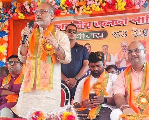 कार्यक्रम को संबोधित करते जिलाध्यक्ष देवतनु भट्टाचार्य