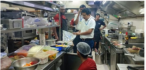 खाद्य सुरक्षा विभाग के अधिकारी रेस्टोरेंट में अभियान चलाते हुए