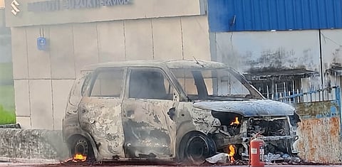 चन्द्रकोणा में जली एक प्राइवेट कार