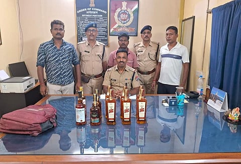 जानकारी देते आरपीएफ पोस्ट आसनसोल वेस्ट प्रभारी बिमान गोराई