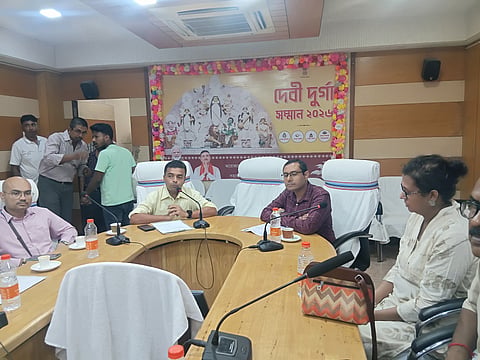 प्रेस कॉन्फ्रेंस को संबोधित करते हुए अलीपुर एसडीओ अर्नब चिन्ना व अन्य