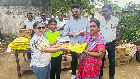 वस्त्र प्रदान करते संस्था के पदाधिकारी
