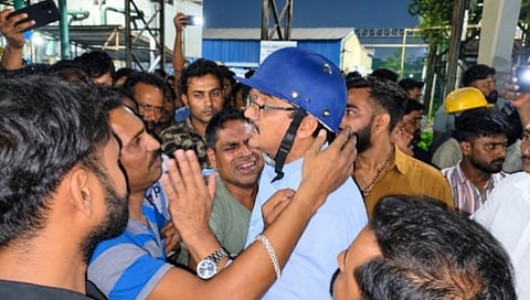 फोटो : मृतकों के परिजनों को सांत्वना देते विधायक डॉ. बिजन मुखर्जी
जामुड़िया : पश्चिम बर्दवान जिले के हिजलगोड़ा स्थित श्यामसेल कारखाने में नवनिर्मित चिमनी के क्षतिग्रस्त होने से हुए भयावह हादसे ने औद्योगिक क्षेत्र की सुरक्षा व्यवस्था पर गंभीर सवाल खड़े कर दिए हैं। इस दुर्घटना में चार श्रमिकों की मौत की खबर है। हादसे के बाद पूरे इलाके में अफरा-तफरी मच गई तथा घटनास्थल पर बचाव और राहत कार्य युद्धस्तर पर चलाया गया।
इस दुर्घटना के बीच जामुड़िया के विधायक डॉ. बिजन मुखर्जी की भूमिका विशेष रूप से चर्चा में रही। जब दुर्गोत्सव के अवसर पर विभिन्न राजनीतिक दलों के नेता और मंत्री पूजा पंडालों में व्यस्त थे, तब विधायक डॉ. मुखर्जी एक जनप्रतिनिधि के साथ-साथ चिकित्सक की जिम्मेदारी निभाते हुए घटनास्थल पर राहत कार्य में जुटे रहे।
प्राप्त जानकारी के अनुसार, हादसे की भयावहता को देखते हुए विधायक स्वयं बचाव अभियान में सक्रिय रहे। उन्होंने अपने हाथों से मलबे में फंसे मृत श्रमिकों के शवों को बाहर निकालने में मदद की। इस दौरान वह उनकी नब्ज भी जांचते रहे, ताकि यह पता लगाया जा सके कि किसी श्रमिक की सांसें शेष हैं या नहीं। इतना ही नहीं, उन्होंने शवों को वाहनों में रखने में भी सहयोग किया। विधायक की यह सक्रियता मानवीय संवेदनशीलता और कर्तव्यनिष्ठा का उदाहरण बनी।
बताया जाता है कि डॉ. मुखर्जी रात करीब दो बजे तक घटनास्थल पर रहकर राहत कार्यों में जुटे रहे। वहीं, मृतकों के परिजनों को ढांढस बंधाकर उन्होंने दुख की इस घड़ी में उन्हें हिम्मत देने का प्रयास किया। हालांकि, दुर्घटना के कारणों और श्रमिकों की सुरक्षा में संभावित चूक को लेकर आधिकारिक स्थिति स्पष्ट होना बाकी है। इस घटना ने एक बार फिर औद्योगिक प्रतिष्ठानों में सुरक्षा मानकों के पालन, निर्माण कार्यों की गुणवत्ता और श्रमिकों की जान की सुरक्षा पर सवाल खड़ा कर दिया है ।