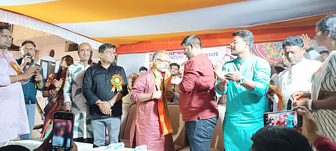 जामुड़िया : दुर्गापूजा के पावन अवसर पर आज जामुड़िया बाजार में भाजपा के आसनसोल जिला अध्यक्ष देवतनु भट्टाचार्य ने सेवा शिविर का विधिवत उद्घाटन किया। इस अवसर पर उन्होंने दुर्गोत्सव के दौरान आम लोगों की सेवा और सहयोग के महत्व पर जोर दिया। उन्होंने कहा कि दुर्गापूजा केवल धार्मिक आस्था और परंपरा का पर्व ही नहीं, बल्कि आपसी भाईचारे, सामाजिक एकता और जनसेवा का भी प्रतीक है। ऐसे अवसर पर जरूरतमंद लोगों की सहायता करना और आम जनता के साथ खड़े रहना सभी का दायित्व है।
कार्यक्रम में मंडल अध्यक्ष संजय सिंह, उपाध्यक्ष संतोष सिंह, जिला अल्पसंख्यक मोर्चा के अध्यक्ष नाजमिन, तीसरे मंडल के अध्यक्ष दीप बनर्जी, पहले मंडल के अध्यक्ष पिनाकी राय, महासचिव टोटन मोदक एवं अनिरुद्ध पासवान, उपाध्यक्ष रामशी साव एवं सन्नी सिंह, पन्नालाल रुइदास, सरस्वती केवरा, अशोक नोनिया और काजल सिंह उपस्थित थे।
इसके अलावा युवा मोर्चा के दीपक रायचौधरी, महिला मोर्चा की टुम्पा भंडारी, किसान मोर्चा के उत्तम रुइदास, लल्टू रुइदास सहित भाजपा के अनेक पदाधिकारी, कार्यकर्ता एवं समर्थक मौजूद रहे। कार्यक्रम के दौरान कार्यकर्ताओं में उत्साह देखा गया।