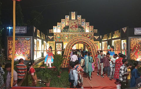 सुभाषग्राम पल्ली मंगल समिति के मंडप में उमड़ी भीड़ की तस्वीर