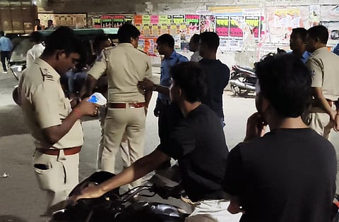 अंडाल में जांच अभियान चलाती पुलिस