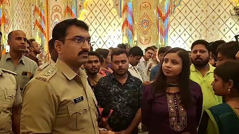 पंडाल में दर्शनार्थियों से बात करते एसपी पी वी जी सतीश