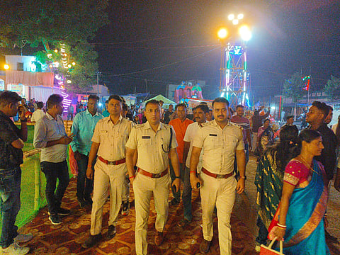 दुर्गापूजा पंडाल का निरीक्षण करने पहुंचे एसीपी व अन्य पुलिस अधिकारी