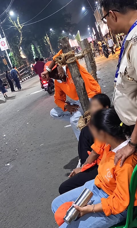 युवती से अश्लील हरकतकरता आरोपी