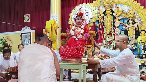 मातृ मंदिर में कुमारी पूजन की जा रही