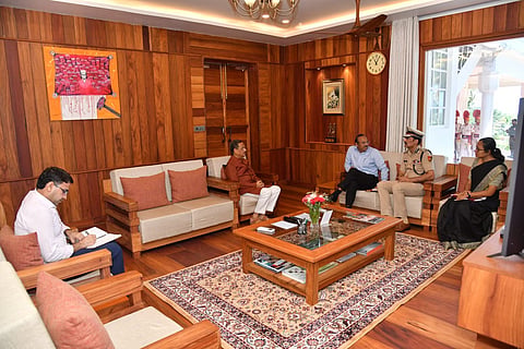 फोटो में लोक निवास, श्री विजय पुरम में उपराज्यपाल डॉ. दिनेश शर्मा को मुख्य सचिव एवं पुलिस महानिदेशक के साथ बैठक में कानून-व्यवस्था, स्वाइन फ्लू की रोकथाम और तटीय सुरक्षा से जुड़े मुद्दों की समीक्षा करते हुए दिखाया गया है।