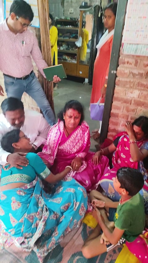 भाजपा नेत्री सोमा घोष मृतका स्नेहा भंडारी के परिजनों से मिलकर उन्हें सांत्वना देती हुईं