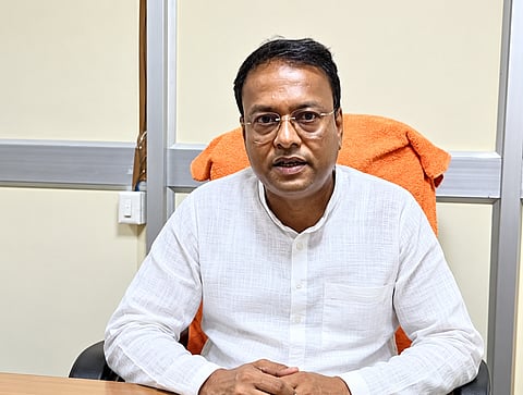 फोटो में दक्षिण अंडमान जिला परिषद के गुप्तापारा क्षेत्र के सदस्य प्रकाश अधिकारी को उपराज्यपाल डॉ. दिनेश शर्मा से मुलाकात के दौरान क्षेत्र की पेयजल समस्या, सड़कों और पर्यटन विकास से जुड़े मुद्दे उठाते हुए दिखाया गया है।