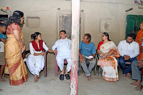 पीड़ित परिवार से मुलाकात करते मुख्यमंत्री शुभेंदु अधिकारी