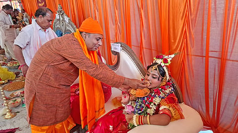 कन्या पूजन करते पुजारी