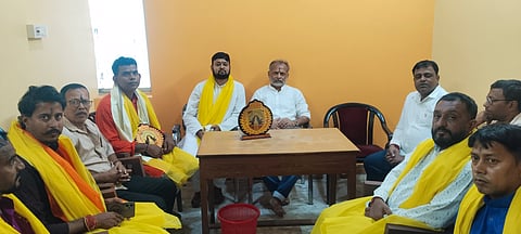 महानवमी पर बारी मैदान दुर्गा पूजा में भाजपा जिलाध्यक्ष देवतनू भट्टाचार्य का आगमन