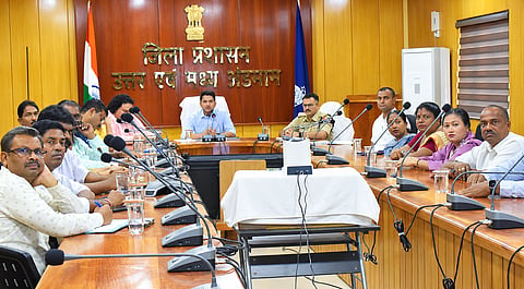 उत्तर व मध्य अंडमान के उपायुक्त सुशांत पाधा की अध्यक्षता में अफ्रीकी स्वाइन फ्लू की रोकथाम और नियंत्रण उपायों की समीक्षा के लिए आयोजित बैठक की तस्वीर।