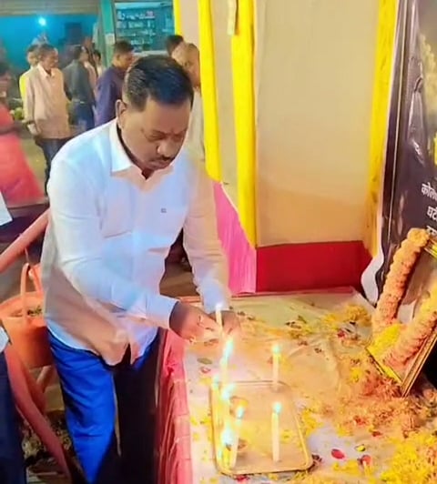 श्रद्धांजलि अर्पित करते कमिटी के वरिष्ठ सदस्य