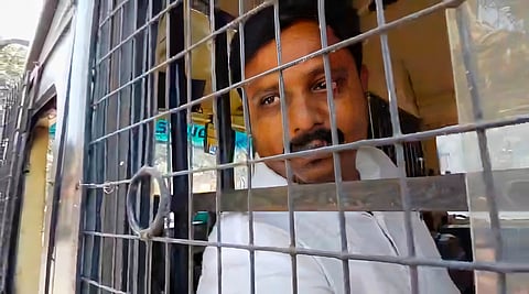 गिरफ्तार भाजपा नेता को अदालत ले जाती पुलिस