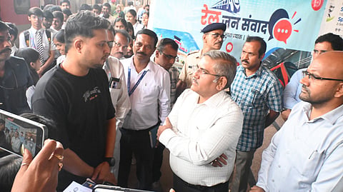 यात्रियों के साथ चर्चा करते डीआरएम
