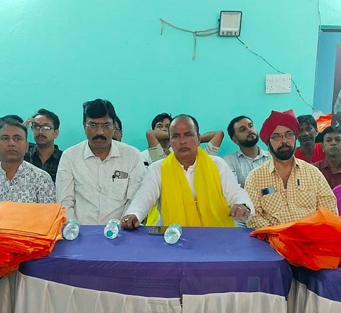 मौके पर मौजूद पवन कुमार सिंह, जगदीश सिंह, अजय सिंह, संजीत प्रसाद एवं अन्य