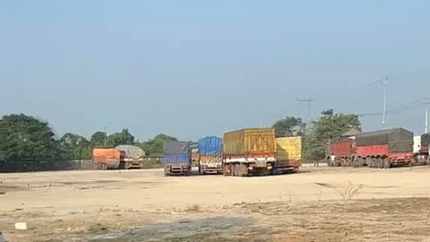 श्रीरामपुर बॉर्डर पर 40 दिनों से फंसे RPC ट्रक, करोड़ों का कारोबार प्रभावित