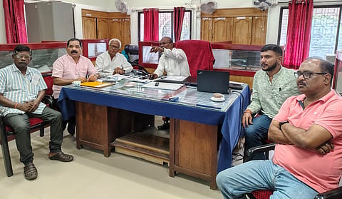 सांसद बिष्णु पद रे और उप मुख्य अभियंता के बीच 40 जेटियों की मरम्मत एवं पुनर्निर्माण पर चर्चा का दृश्य।
