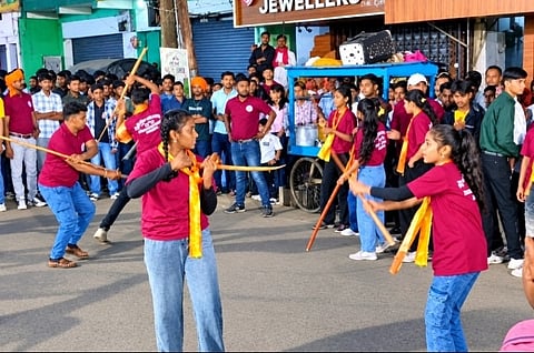 जामुड़िया : दुर्गापूजा के समापन के बाद शुक्रवार देर शाम थानामोड़ सार्वजनिक दुर्गा पूजा कमिटी एवं बाउरीपाड़ा पूजा कमिटी की प्रतिमाओं का विसर्जन ढोल-नगाड़ों और महावीर अखाड़ा के साथ धूमधाम से किया गया। इस दौरान निकाली गई भव्य शोभायात्रा में बड़ी संख्या में श्रद्धालु शामिल हुए। शोभायात्रा थानामोड़ से शुरू होकर पेट्रोल पंप, नंदी मोड़ सहित पूरे बाजार की परिक्रमा करते हुए थाना परिसर स्थित राधाकांत पोखर पहुंची, जहां दोनों कमिटियों की प्रतिमाओं का विसर्जन किया गया।
शोभायात्रा से पूर्व महावीर अखाड़ा के उस्तादों, पूजा कमिटी के पदाधिकारियों एवं अतिथियों को पगड़ी पहनाकर सम्मानित किया गया। इसके बाद ढोल-नगाड़ों की गूंज के बीच शोभायात्रा आगे बढ़ी। इस दौरान महावीर अखाड़ा के सदस्यों ने पारंपरिक खेलों एवं करतबों का प्रदर्शन किया।
शोभायात्रा का मुख्य आकर्षण अखाड़े में शामिल लड़कियों द्वारा किया गया लाठी खेल का प्रदर्शन रहा। लड़कियों ने पूरे आत्मविश्वास और कौशल के साथ लाठी खेल का प्रदर्शन कर उपस्थित लोगों को अचंभित कर दिया। उनके प्रदर्शन को देखने के लिए रास्ते में बड़ी संख्या में लोग जुटे रहे। पूरे आयोजन के दौरान उत्साह और उल्लास का माहौल बना रहा।
शोभायात्रा को शांतिपूर्ण ढंग से संपन्न कराने के लिए पुलिस की ओर से सुरक्षा के पुख्ता इंतजाम किए गए थे। प्रमुख मार्गों पर पुलिस की निगरानी रही, ताकि विसर्जन के दौरान किसी प्रकार की अव्यवस्था उत्पन्न न हो।
इस अवसर पर जामुड़िया के विधायक डॉ. बिजन कुमार मुखर्जी, भाजपा जिला उपाध्यक्ष संतोष सिंह, निरंजन सिंह, रंजीत गांधी, चंदन गांधी, संदीप खेतान, एवं अशोक नोनिया सहित अन्य गणमान्य लोग उपस्थित थे।
महावीर अखाड़ा एवं पूजा कमिटी के सदस्य रहे उपस्थित
थानामोड़ महावीर अखाड़ा के अध्यक्ष राजेश शर्मा एवं सचिव अजय पंडित के साथ अखाड़े के सदस्य पंकज सिंह, गोविंद पासी, राकेश सिंह, अभिजीत केशरी, रोकी मंडल, नरेश नोनिया, चंदन गांधी एवं विश्वजीत मिश्रा आयोजन में सक्रिय रहे।
वहीं, थानामोड़ सार्वजनिक दुर्गा पूजा कमिटी के अध्यक्ष भूषण गुप्ता एवं सचिव चंडी दत्ता के साथ कमिटी के सदस्य अशोक सिंह, रतन मित्तल, विनोद साव, आशीष कर, पमपम नाड, अशोक गुप्ता, पवन नोनिया, श्रवण पटवारी एवं कैलाश केशरी सहित अन्य सदस्यों ने आयोजन को सफल बनाने में महत्वपूर्ण भूमिका निभाई।